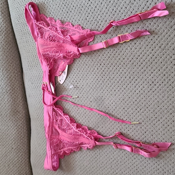 ❤️10/$20 New Victoria's secret garter belt slash through tag to prevent … - Picture 1 of 2